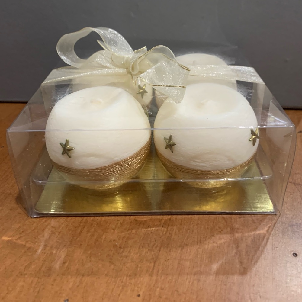 2004 M|B Merrybrite 4-Piece Set Unscented White Holiday Ball Candles New in Box